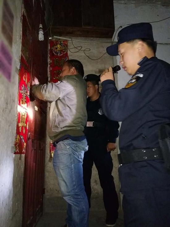 贵定县粗心妈妈误将幼女锁家中 